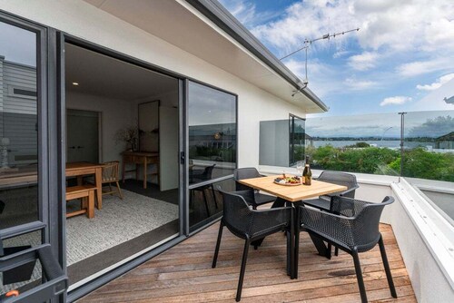 Pataka Lookout - 5 bedrooms, close to lake & town