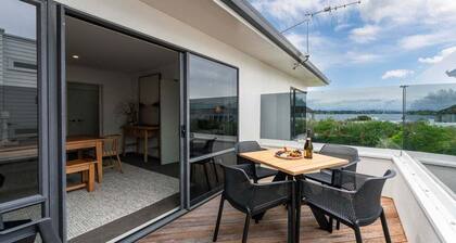 Pataka Lookout - 5 bedrooms, close to lake & town