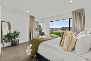 5 bedrooms, iron/ironing board, WiFi, bed sheets