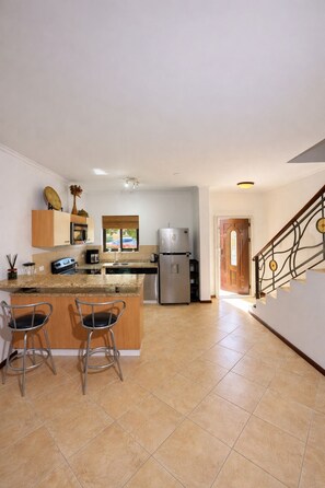 Microwave, oven, stovetop, dishwasher - Gold Coast Townhouse (Noord)