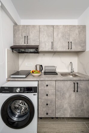 Jääkaappi, ruokailupöytä