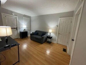 TV, offices - Beach Apartment in Woodmont Milford 102 (Milford)