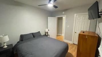 2 bedrooms, desk, WiFi, bed sheets