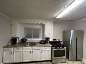 Fridge, microwave, oven, stovetop - Beach Apartment in Woodmont Milford 102 (Milford)