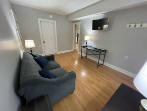 TV, offices - Beach Apartment in Woodmont Milford 102 (Milford)