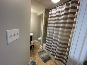 Shower, towels - Beach Apartment in Woodmont Milford 102 (Milford)