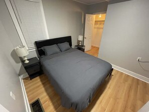 2 bedrooms, desk, WiFi, bed sheets - Beach Apartment in Woodmont Milford 102 (Milford)