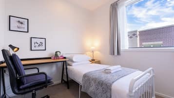 3 bedrooms, desk, iron/ironing board, free WiFi