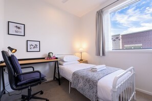 3 bedrooms, desk, iron/ironing board, free WiFi - Stunning 3-Bedroom Apartment with Pool in Onehunga (Auckland Central)