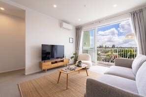 Smart TV, books - Stunning 3-Bedroom Apartment with Pool in Onehunga (Auckland Central)