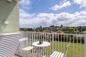 Outdoor dining - Stunning 3-Bedroom Apartment with Pool in Onehunga (Auckland Central)