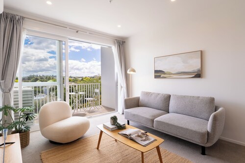 Stunning 3-Bedroom Apartment with Pool in Onehunga