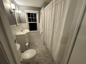 Shower, hair dryer, towels, soap - 3-bedroom house in a peaceful Saint Paul neighborhood with a fenced in back yard (Saint Paul)