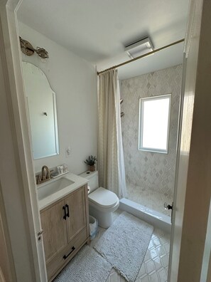 Shower, hair dryer, towels, soap - 3-bedroom house in a peaceful Saint Paul neighborhood with a fenced in back yard (Saint Paul)