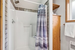 Douche, baignoire à jets, sèche-cheveux, serviettes fournies