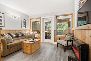 Smart TV - Forest & Sea Views - Jetted Tub - Walk to Beaches & Wild Pacific Trail (Ucluelet)