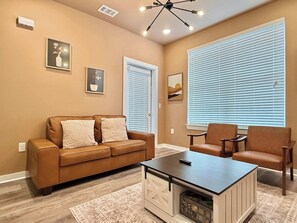 TV - Chic City Retreat Modern Condo in Old Fourth War (Atlanta)
