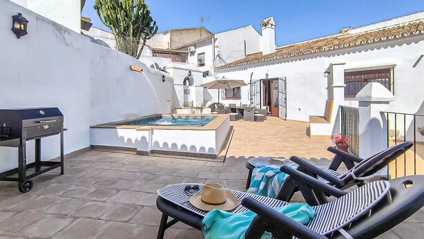 A rooftop pool area with lounge chairs, a barbecue grill, and a small table. - Awesome home in Castilblanco de los Ar (Castilblanco de los Ar)