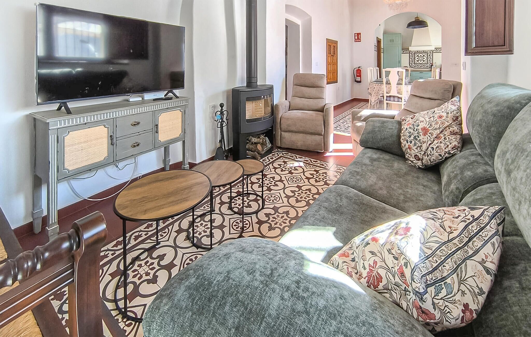 Smart TV, fireplace