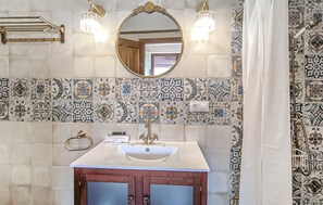 Shower - Awesome home in Castilblanco de los Ar (Castilblanco de los Ar)