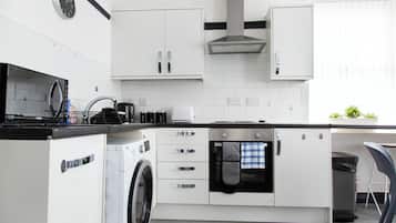 Deluxe Apartment, Canal View | Private kitchen | Full-sized fridge, microwave, oven, stovetop