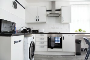 Deluxe Apartment, Canal View | Private kitchen - Residency apartments liverpool  (Bootle)