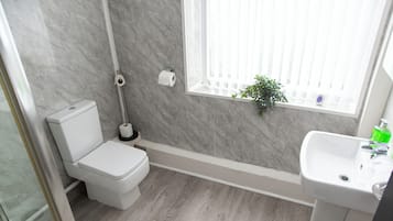 Lägenhet Deluxe - utsikt mot kanalen | Badrum | Gratis toalettartiklar, handdukar, tvål och schampo