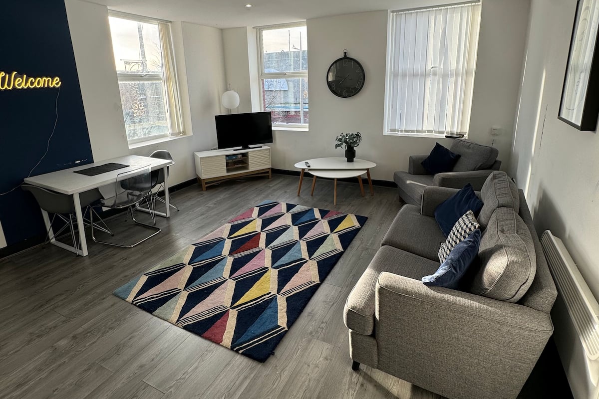 Departamento Deluxe, vista al canal | Área de sala de estar