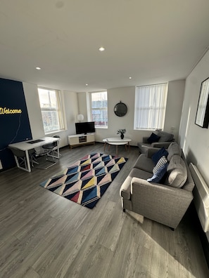 Departamento Deluxe, vista al canal | Área de sala de estar