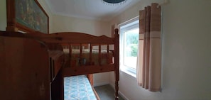 4 bedrooms, iron/ironing board, WiFi (free), bed sheets - River View - 4 Bedroom Flat (Garve)