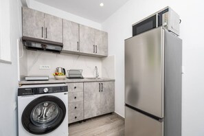 Fridge, stovetop, cookware/dishes/utensils - Kos Mare : Sea View Apartments (Kos)