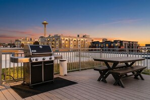 Outdoor dining - Cozy in Queen Anne • 94 Walk Score • Free Parking! (Seattle)