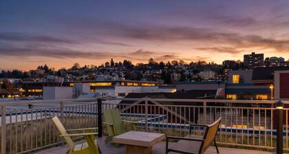 Cozy in Queen Anne • 94 Walk Score • Free Parking!