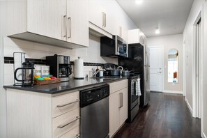 Kylskåp, mikrovågsugn, ugn och spishäll