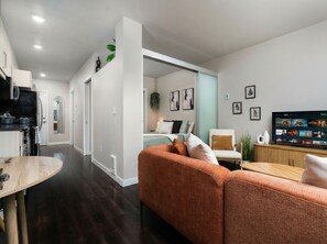 1 bedroom, iron/ironing board, free WiFi, bed sheets - Cozy in Queen Anne • 94 Walk Score • Free Parking! (Seattle)