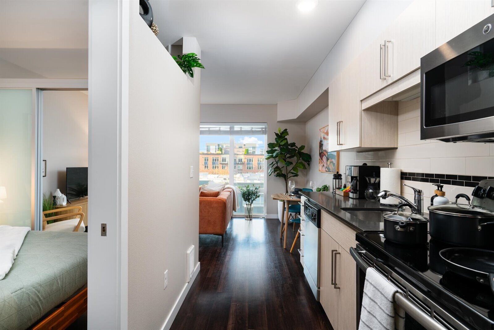 Een modern appartement met een keuken, een eethoek en een zithoek.