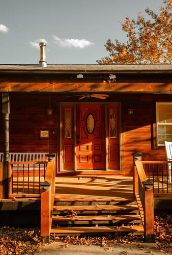 Water access  4-bedroom cabin with Hot tub on Beaver Lake