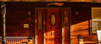 Water access 4-bedroom cabin with Hot tub on Beaver Lake