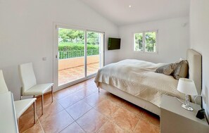 4 bedrooms, travel cot, free WiFi