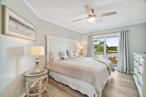 3 bedrooms, iron/ironing board, free WiFi, bed sheets - Steps from BEACH/POOL + Dog Friendly (Santa Rosa Beach)