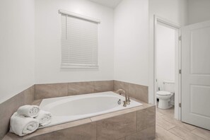 Shower, hair dryer, towels - Spacious resort home w/ pool near Disney (Davenport)