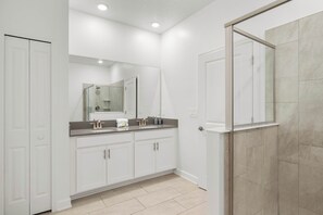 Shower, hair dryer, towels - Spacious resort home w/ pool near Disney (Davenport)