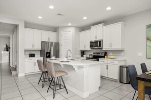 Fridge, microwave, oven, stovetop - Pool, Patio & Balcony only 6MI to Disney (Kissimmee)