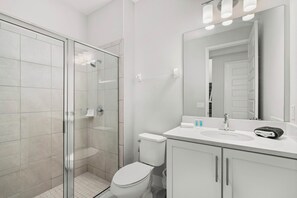 Shower, hair dryer, towels - Spacious villa w/ pool & patio (Kissimmee)