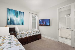 4 bedrooms, iron/ironing board, WiFi, bed sheets - Pool, Patio & Balcony only 6MI to Disney (Kissimmee)