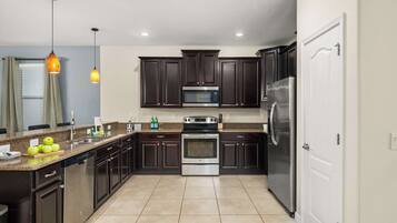 Een koelkast, een magnetron, een oven, een kookplaat