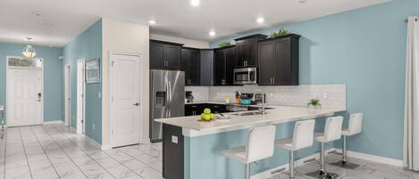 Een koelkast, een microgolfoven, een oven, een kookplaat