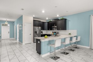 Kylskåp, mikrovågsugn, ugn och spishäll