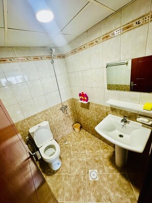 Serviettes fournies, savon, papier toilette
