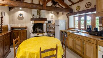 Frigorífico, horno, placa de cocina y lavavajillas